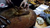 今天想喝酒，来街头老店切只卤水鹅，肉质细腻味道好，回家整二两