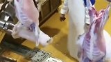 牛人扒羊皮仅需要3秒钟，速度太快了，果然是高手在车间！