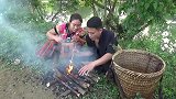 情侣户外徒手抓住的螃蟹，直接丢火里烤熟，原汁原味吃起来真香！
