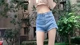 秋高气爽，网红小姐姐来秀腿