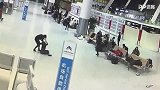 机场上演现实版女子格斗战！绝地反杀就在一瞬间！