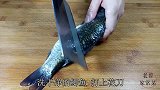 爱吃鲫鱼大厨教你做法，煎鱼时别急着下锅，先做这一步才不会粘锅