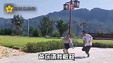 看到路边的小姐姐给狗子喂水，我都心动了！