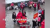 新郎接亲举牌“零彩礼”上街引围观，见证人：女方父母通情达理，双方都愿意