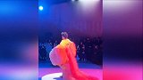 木村光希鸡冠花裙造型，迷惑时尚你们能get到时尚感吗