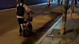 电动车爆胎高中生推车回家，正在散步的女子帮忙找修车师傅