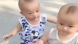 双胞胎哥哥就爱和弟弟腻歪，眼前这一幕，看完不许笑！