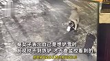 天不亮店门口东西接连被盗，1小时来了3次骨头都没留，监控曝光
