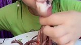 狼吞虎咽2只八爪鱼