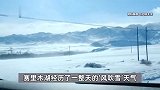 赛里木湖公厕被雪堵积比人高，游客小心翼翼钻雪洞如厕，景区回应