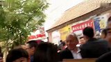 大衣嫂在屋里发脾气，吓的好几百人都跑了，咱们去看看！
