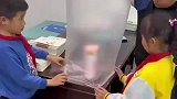学生自己做的热气球起飞了，用塑料袋玩转实验