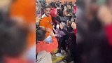 比梅西接地气！香港贺岁杯皮耶罗托蒂里瓦尔多等名宿与球迷互动