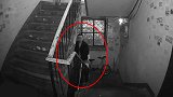 恶心至极！年轻男子在小区楼道里小便 监控拍下难以忍受一幕