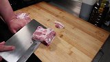 老猫今天做铁板五花肉，卷上生菜，配着洋葱一起吃，真过瘾