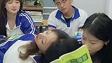 后面戴眼镜的同学回答一下！