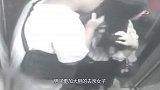 男子电梯上借口帮助女子，要不是监控，都不知她经历了什么