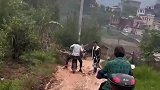 上山祭祖准备回，回去的路上摔倒了