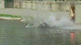 国外恶搞：为了拿10美元，结果竟不小心把雕像推下河，路人吓坏