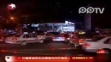国内油价1月2次上调 车辆冒雨排队加油