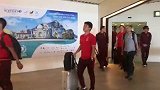 里皮携国足全体将士抵达马累 游客记者长枪短炮迎接