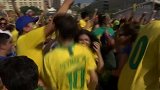 足球王国万人空巷！镜头记录里约街头巴西球迷狂欢