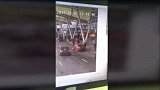 爆新鲜-20170309-长沙黄花机场候机楼:女司机将一男子撞下高架桥