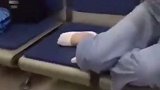 女子高铁上不小心踩到邻座的鞋，竟遭对方报警索赔，花280元买下后对方光脚离开