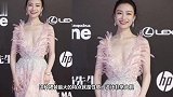 倪妮穿搭好野性，深V羽毛裙清新时尚，腰身精致可惜“假胯”太宽