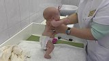 2个月大的宝宝体检，像个小鸡崽似的任由摆弄，这配合度简直了
