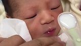 记录宝宝的第一口奶