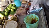 印度街头的重口味水果，敲开后加点调料拌一拌，感觉就像在吃土
