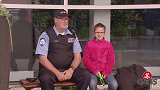 假装小女孩掉包了警察的手枪，路人非常的惊讶
