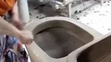马桶成型原来要这样做，一直以为是机器整出来的，大姐手艺不错！