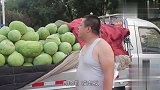 小伙卖西瓜占美女5毛钱便宜，第二天竟然倒贴10元，套路太深了