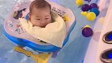 月子里的小宝宝第一次游泳，接下来的表情好萌，简直太可爱了！