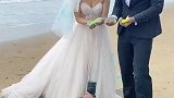 新郎新娘沙滩上朝婚纱摄影师扔颜料粉，心疼一秒钟