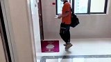 投递员专门准备了鲜花送给考生