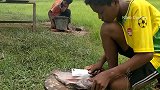 柬埔寨小孩：午饭油炸大鱼，配上蔬菜这吃的可香了