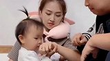 爸爸亲妈妈手，不料小情人说了这话，可真逗！