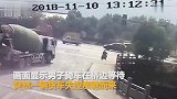 货车撞破护栏冲入河 男子被卷车底奇迹爬起_超清