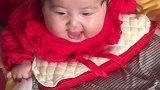 小宝宝练习抬头，趴在床上的样子好萌，真可爱啊！