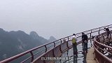 玻璃栈道为啥遭到“全国大封杀”？看完以后，你还敢去玩耍吗？