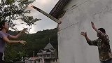 小伙子用火把在墙上一阵乱画