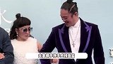 何超仪和老公挽手出席活动，陈子聪康复后发福不少，结婚22年仍恩爱