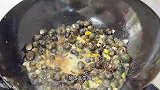 大排档的招牌鸡爪烧田螺，这样的搭配实在太赞了，下酒又下饭