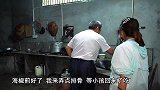 拿出存放许久的排骨，做一盘椒盐排骨，香气四溢，一家人都爱吃