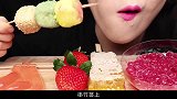 小姐姐吃彩色的甜品果冻面条夹心麻薯大块蜂巢，吃到停不下来！