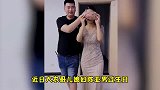 大衣哥儿子为老婆庆生！当众搂抱甜蜜喂食，女方穿低领裙身材丰腴