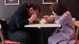 小夫妻吃麻辣烫吃出头发，老婆还帮着服务员说话